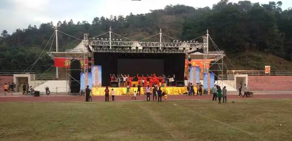 极悦娱乐畅销双12寸中远程线阵音响走进乳源中学