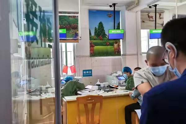 响应国家号召,极悦娱乐组织员工进行新冠疫苗接种工作