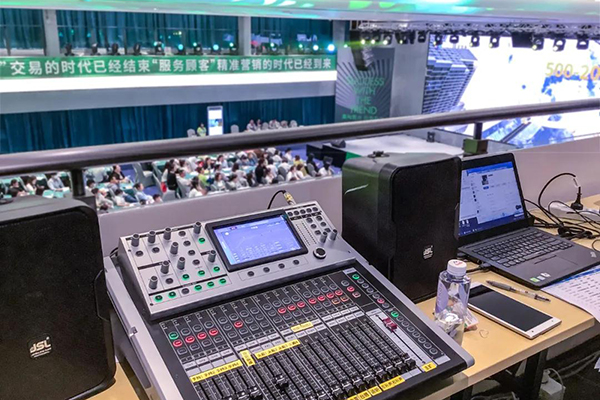 线阵音箱系统中无线话筒如何避免啸叫